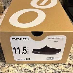OOFOS Men's OOcoozie Mule in Black